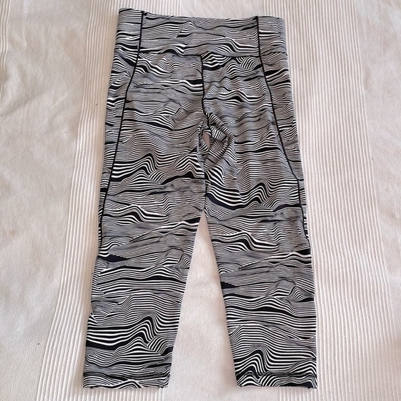 ADIDAS Climalite Black and White Printed Crops Size Medium - Picture 2 of 6